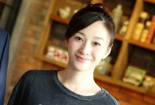 ?47岁的李小冉展现惊人身材！她是如何做到的？