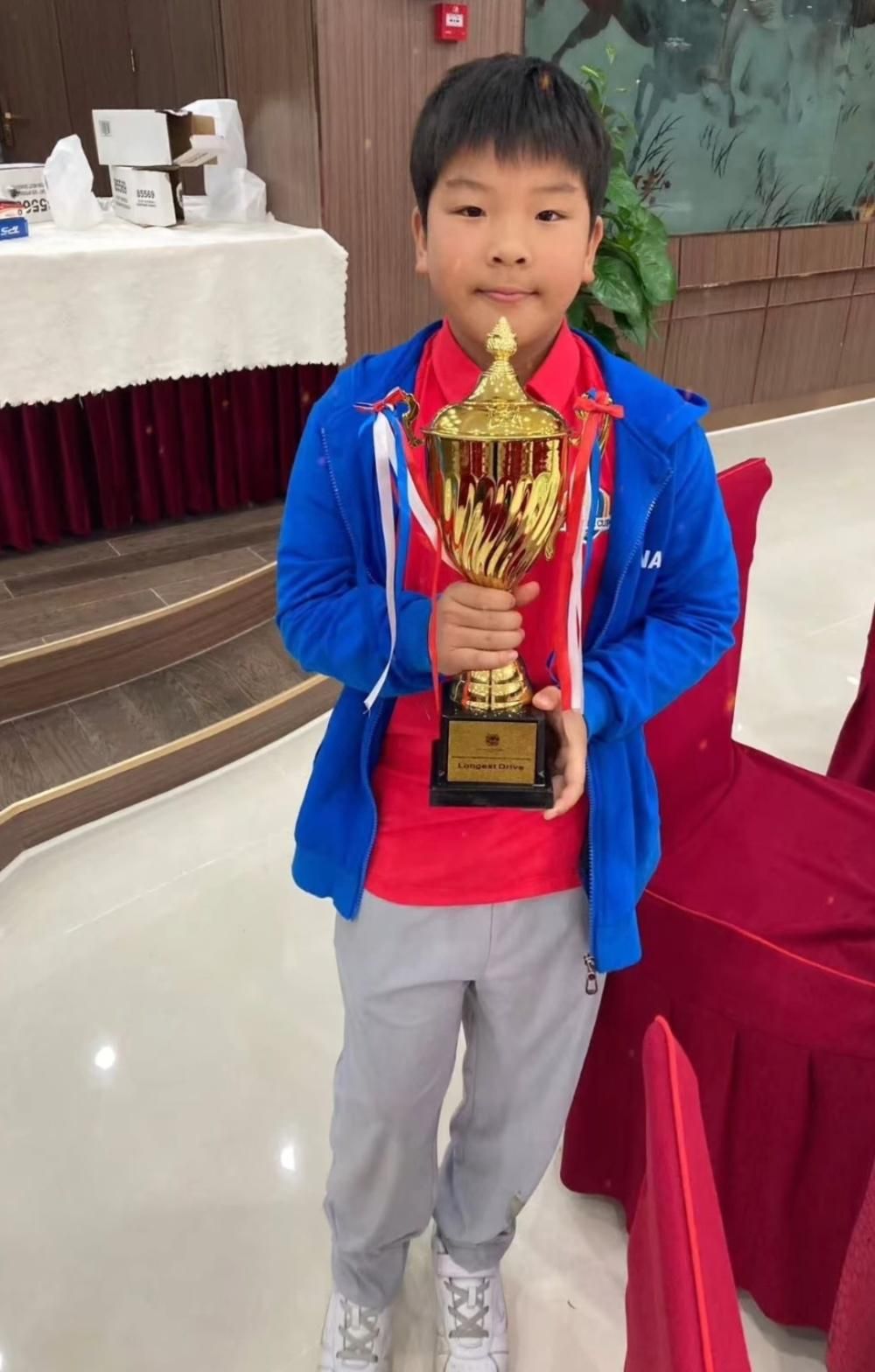 黄圣依一家甜蜜英国游!40岁原相机素颜皮肤好,俩儿子变化好大