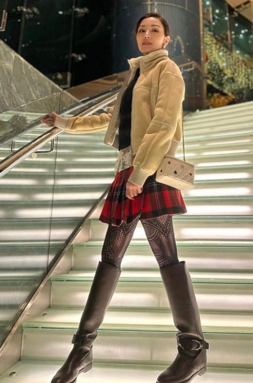 李嘉欣|李嘉欣与名媛姐妹楼顶聚餐，穿衣风格成为众名媛的标杆