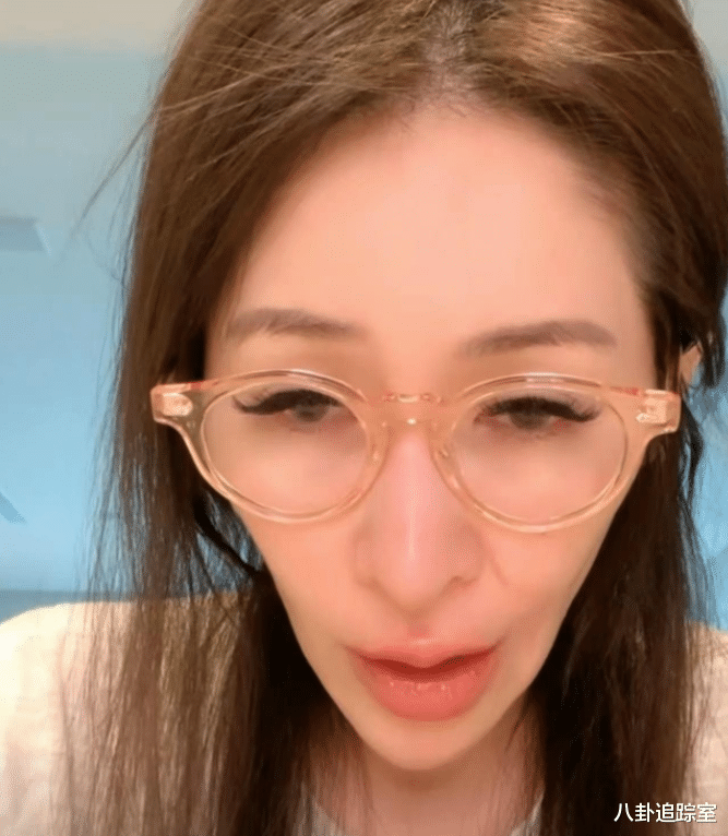 萧亚轩宣布单身！脸颊被狗咬后凹陷嘴歪认不出，自曝不复出原因