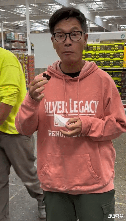 TVB男神生活朴实节俭，穿85元掉漆的卫衣，在超市大口试吃东西