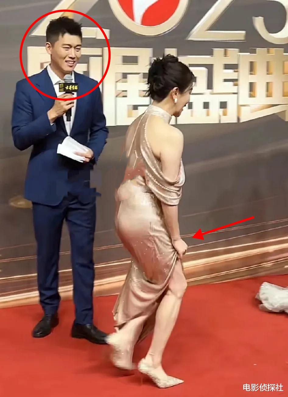 46岁左小青惹争议!穿开叉礼服显肚大,边走边弯腰拽裙子防走光