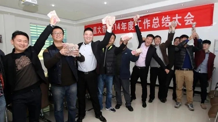 老板提前1个月宣布年终奖，隔天员工集体离职，老板当场傻在原地