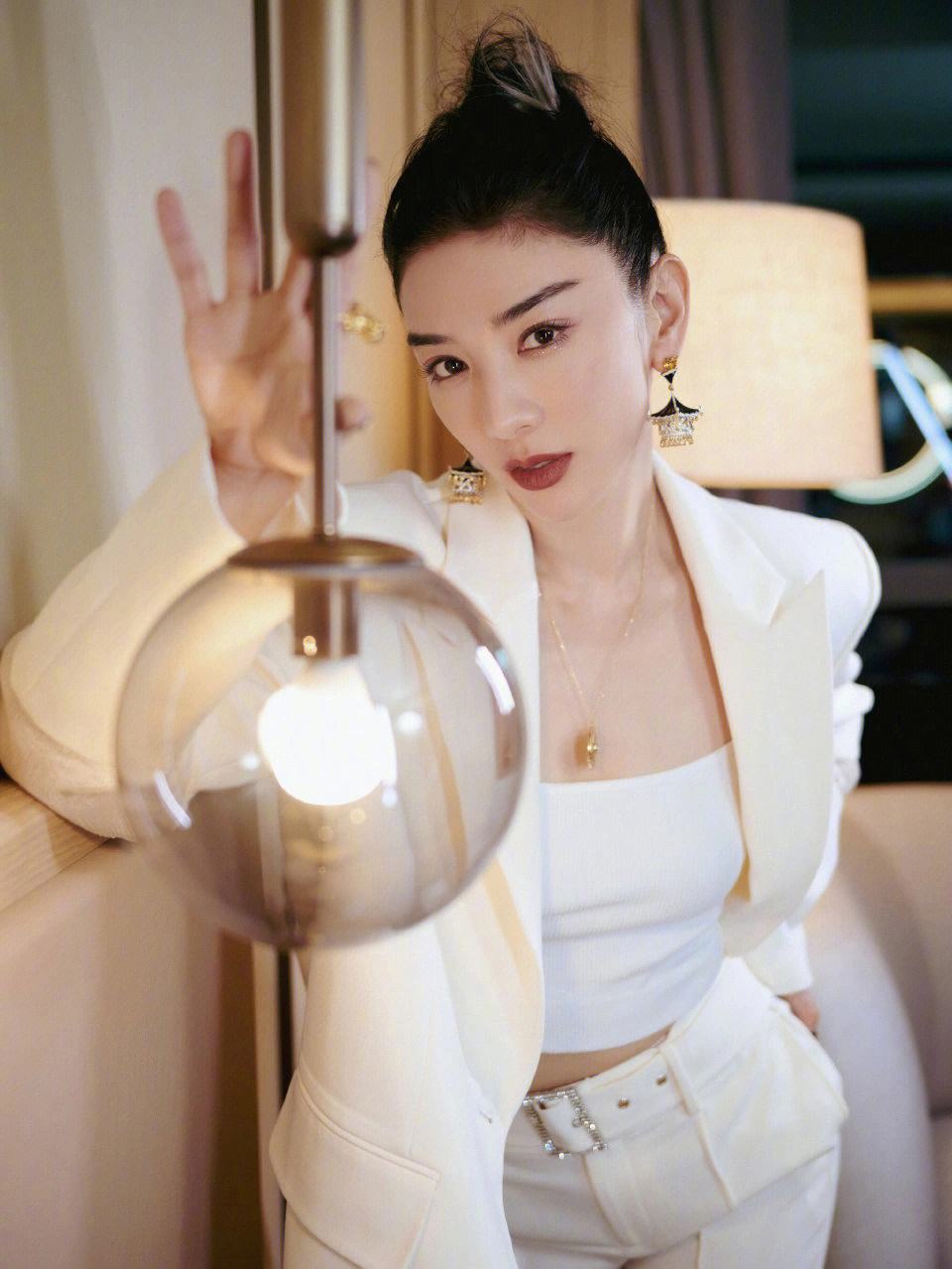 46岁黄奕晒照庆生!皮肤白皙年轻似18岁少女,感慨生活艰难机会少