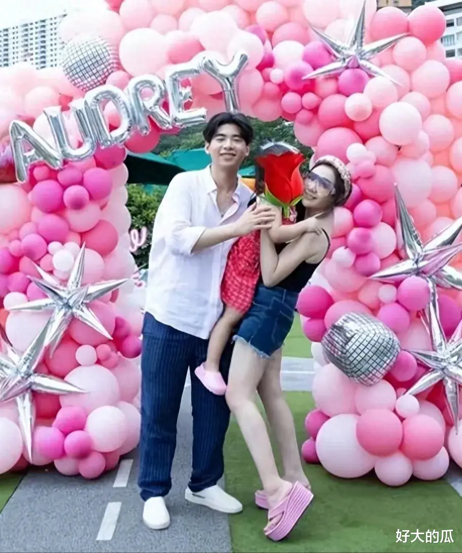 梁安琪外孙女一碗水能端平,亲吻妈妈何超盈,右手紧握爸爸辛奇隆