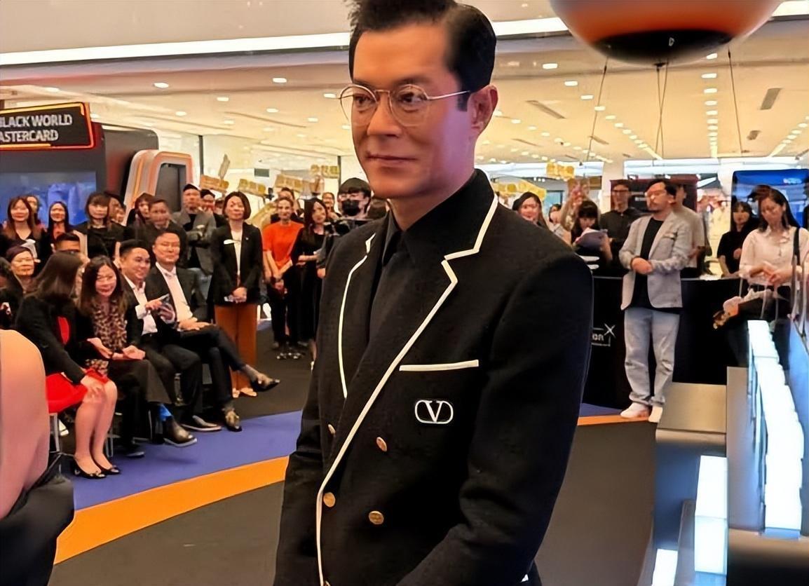 年轻时温柔,到中年却越长越凶,这6位明星天生一副不好惹的脸