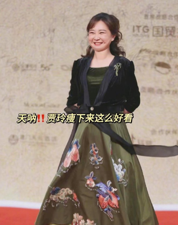 贾玲8条热搜！自证减重100斤，网友喊话出减肥教程，曾一月不吃饭