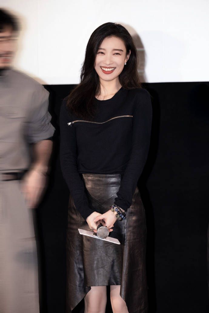 倪妮皮裙搭长靴又酷又飒 头披红围巾笑容灿烂