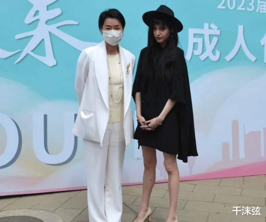 毛阿敏|毛阿敏女儿成人礼，留黑色长指甲似魔女，母女合影被侃像黑白双煞