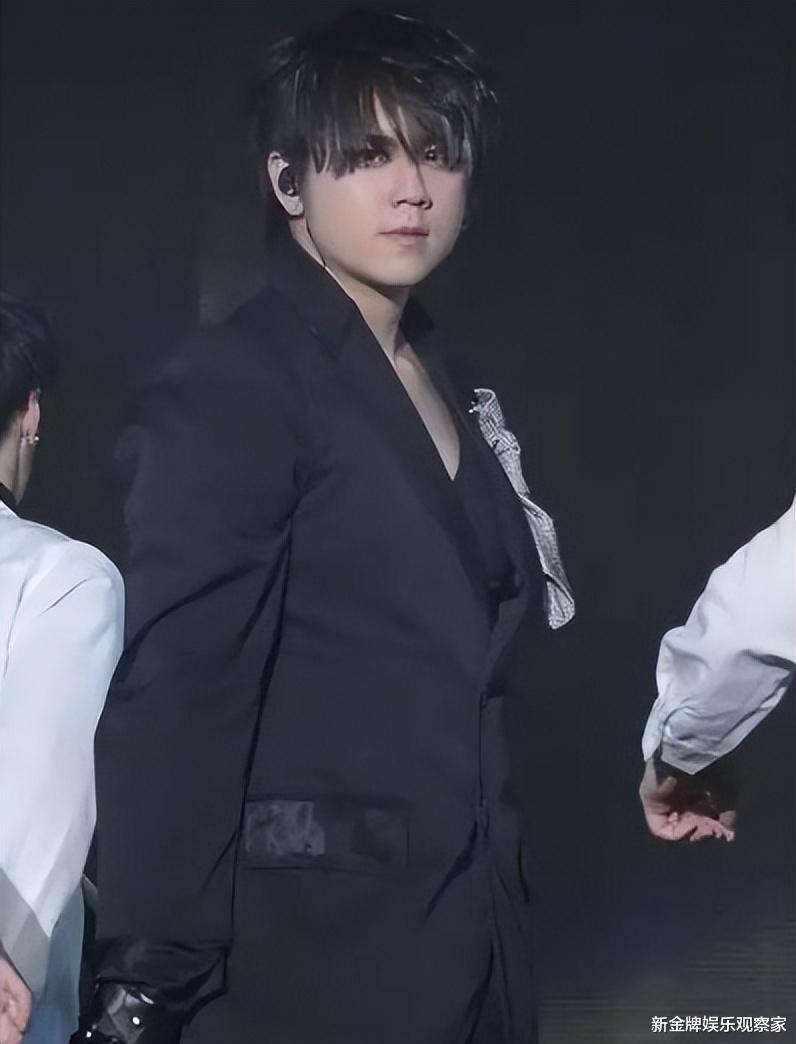 香港顶流姜涛瘦了,下颌线回来了,瘦身后颜值你感觉怎么样