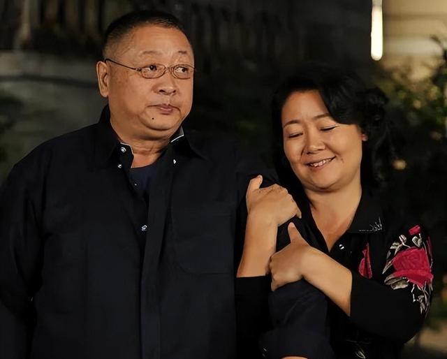 萨日娜：结婚33年只生孩子不做饭，帅气演员丈夫潘军却把她宠成宝