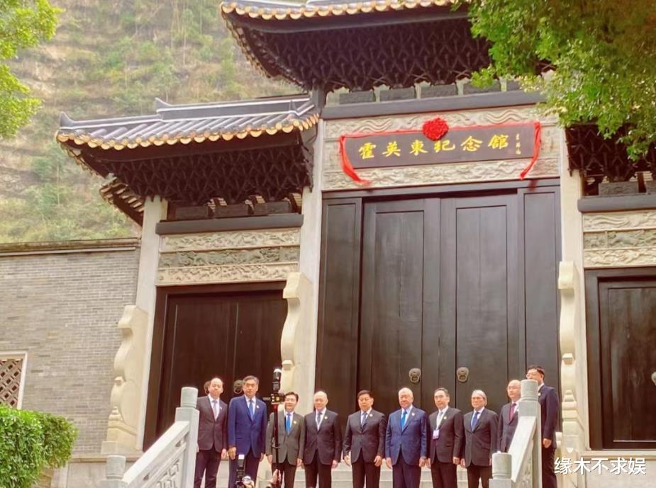 郭晶晶一家5口现身纪念馆！郭晶晶穿靴子珠光宝气，手上却戴着5毛钱发圈！