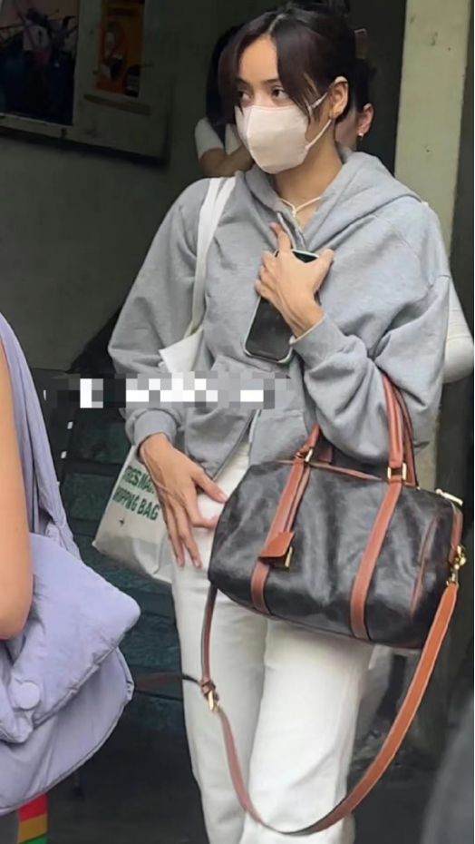 又黑又土！Lisa疯马秀后近照曝光，皮肤黝黑素颜状态像菲佣