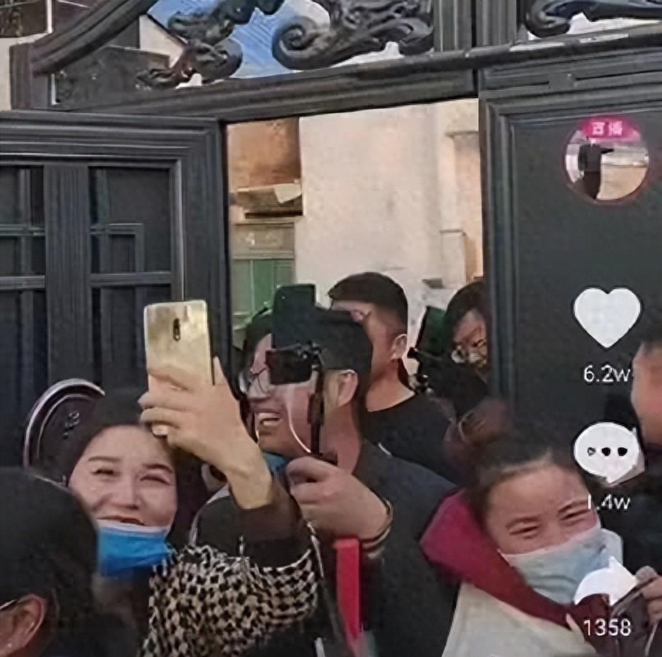 善恶到头终有报！遭到老大爷堵门的大衣哥朱之文，已经活成了一个笑话