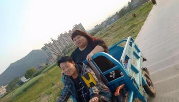 美女校花被丈夫喂到330斤,还睡塌两张床,丈夫:怕她被人抢走