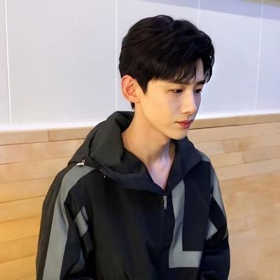 白敬亭|白敬亭宋轶领证，微博之夜大秀恩爱，爆料者晒出证据