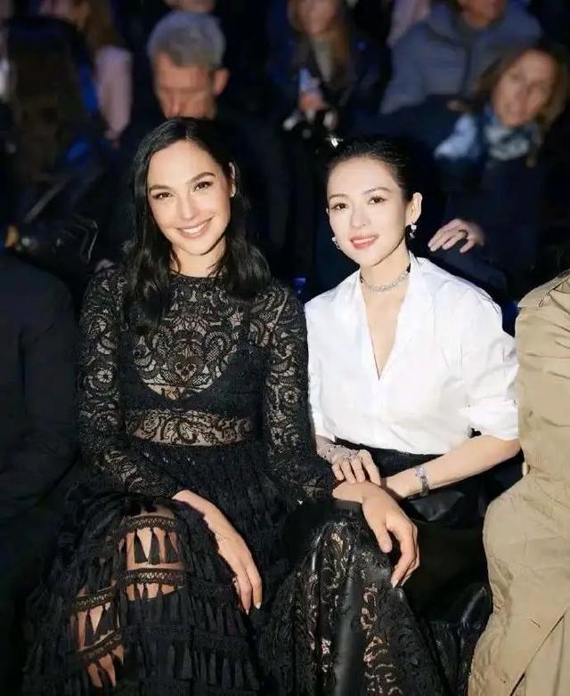 穿衣搭配 章子怡惊艳国外红毯，白衬衫+黑皮裙，轻松碾压国际名模！