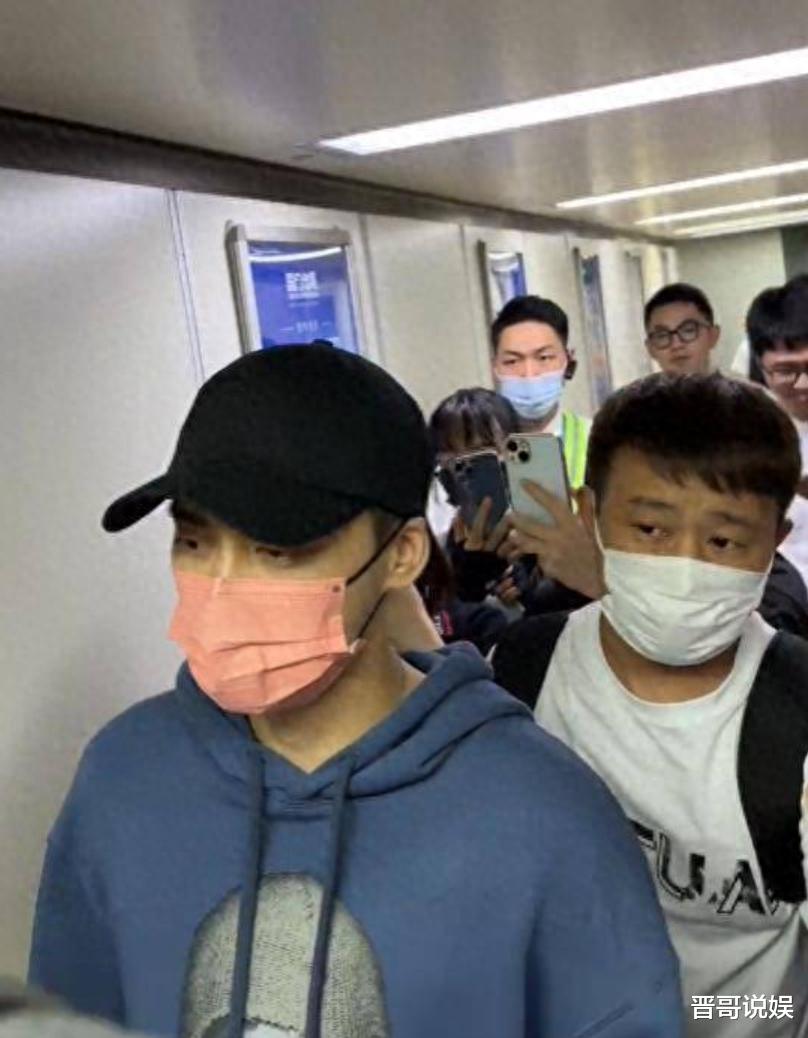 李易峰消失300多天后首露面，身穿卫衣仅3500元，流泪向粉丝鞠躬