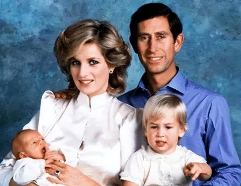 小王子|9岁乔治上头版封面!穿红衣把手放在国王椅上,抢尽了祖父的风头