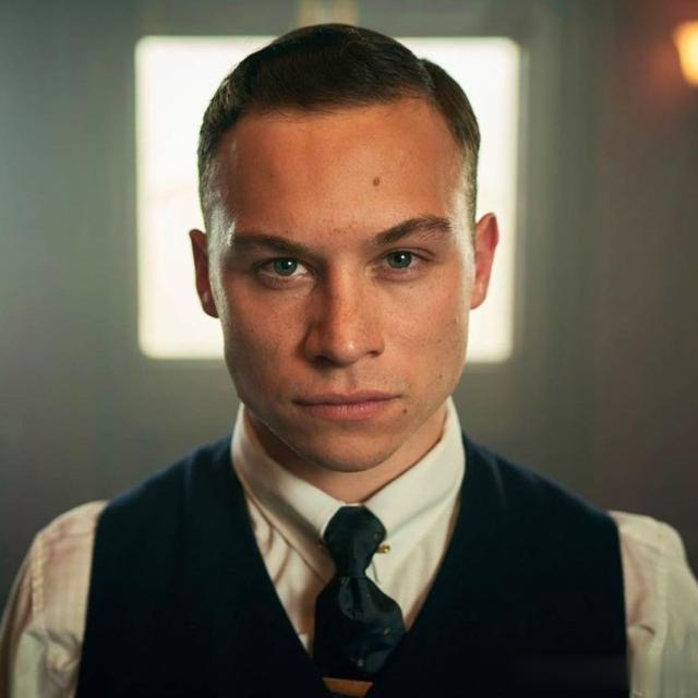 长裙 男人一定要尝试的4款《浴血黑帮》发型