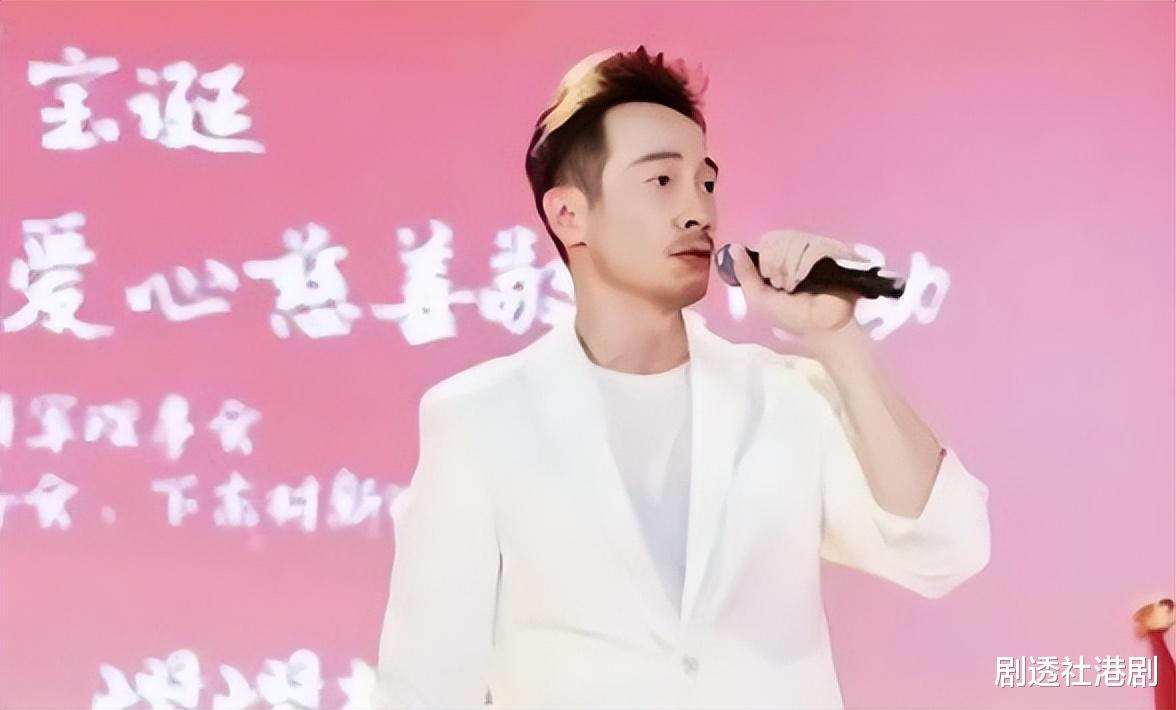 惹网友爆笑！TVB知名男星商演唱歌疯狂走音，登台十分钟薪酬17万