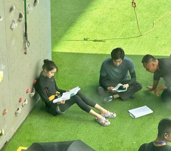 关晓彤|关晓彤新剧攀岩路透,身材消瘦小腿纤细,生图被赞比精修好看