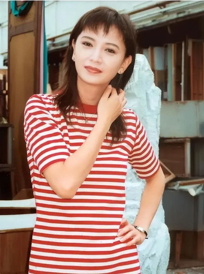 红极一时的陈庭威：爱情破碎后父亲离世，害怕变老62岁不敢结婚