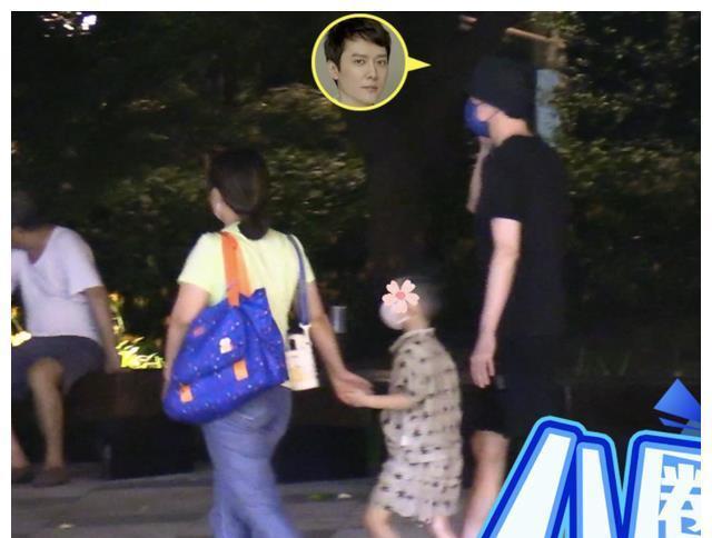 冯绍峰携子看灯光秀，4岁想想气质在线，牵手爸爸保姆像一家三口