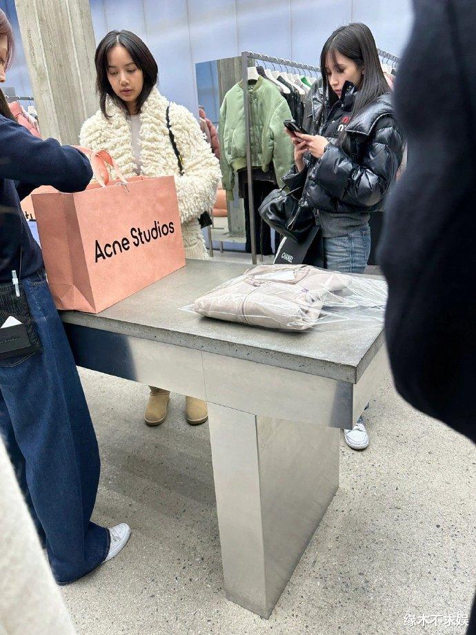 Lisa逛LV被偶遇,保镖陪同太霸气,头发毛糙,穿搭邋里邋遢引争议