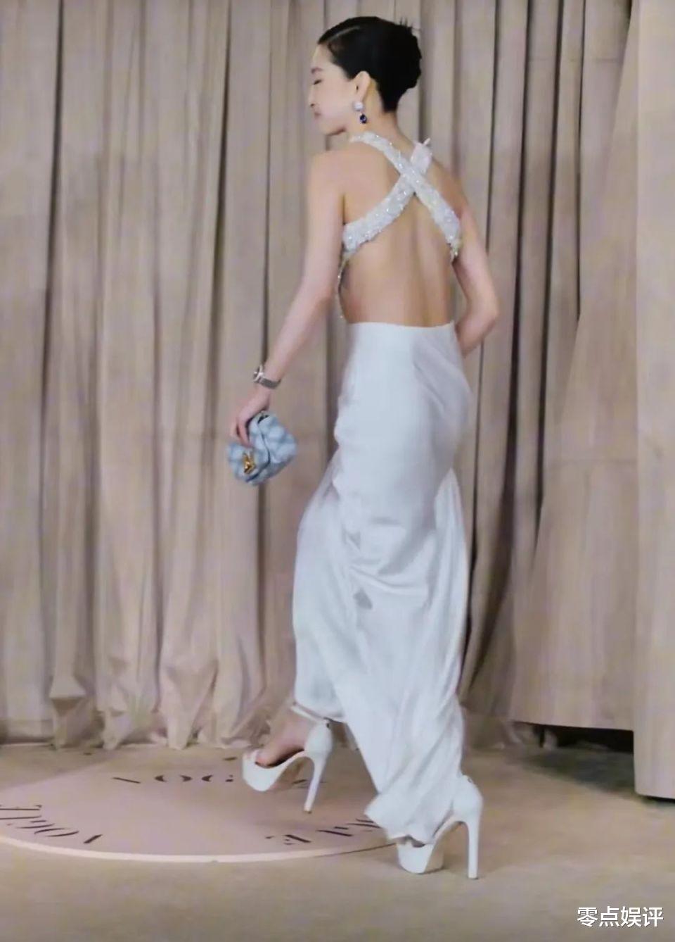周冬雨张子枫红毯造型尴尬：想性感露了个寂寞，童星别穿大人衣服