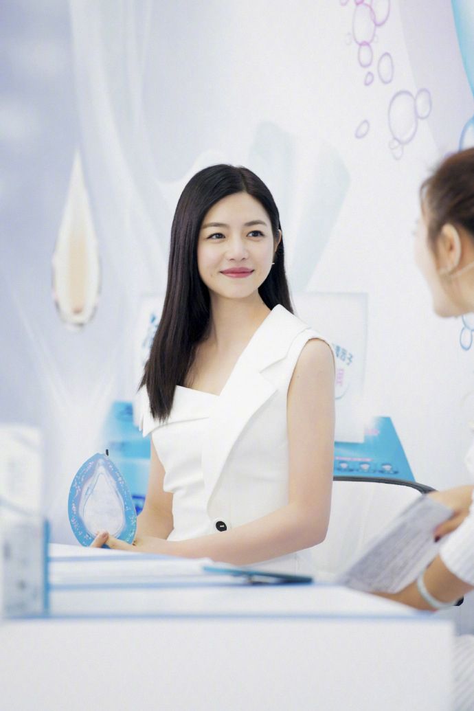 40岁陈妍希剧透造型引热议,头发凌乱显憔悴,眼袋突出身材臃肿?