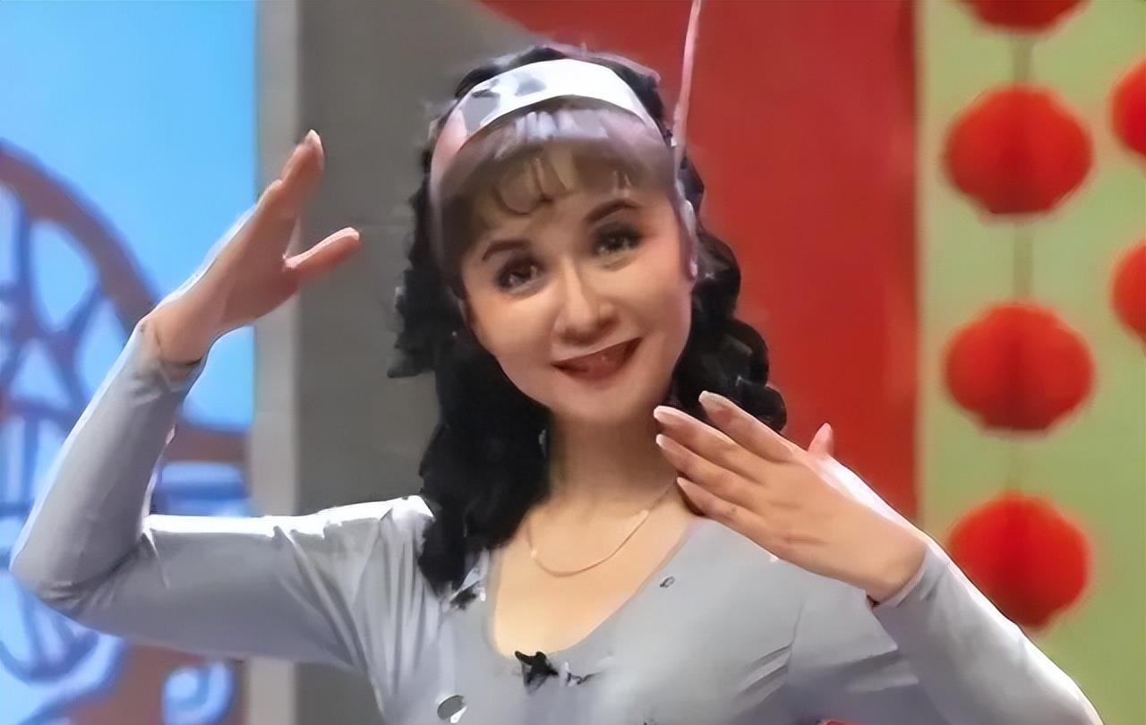 他竟然是蔡明的儿子,年近四十未婚未育,是蔡明的骄傲更是最大心病