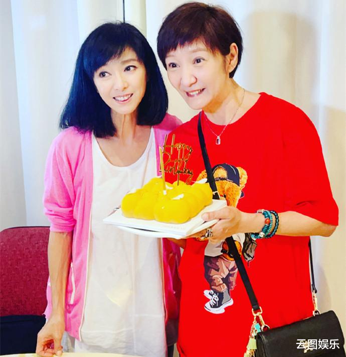 春晚|米雪除夕为妹妹庆生!58岁雪梨手捧蛋糕笑开怀,姐妹俩均单身多年