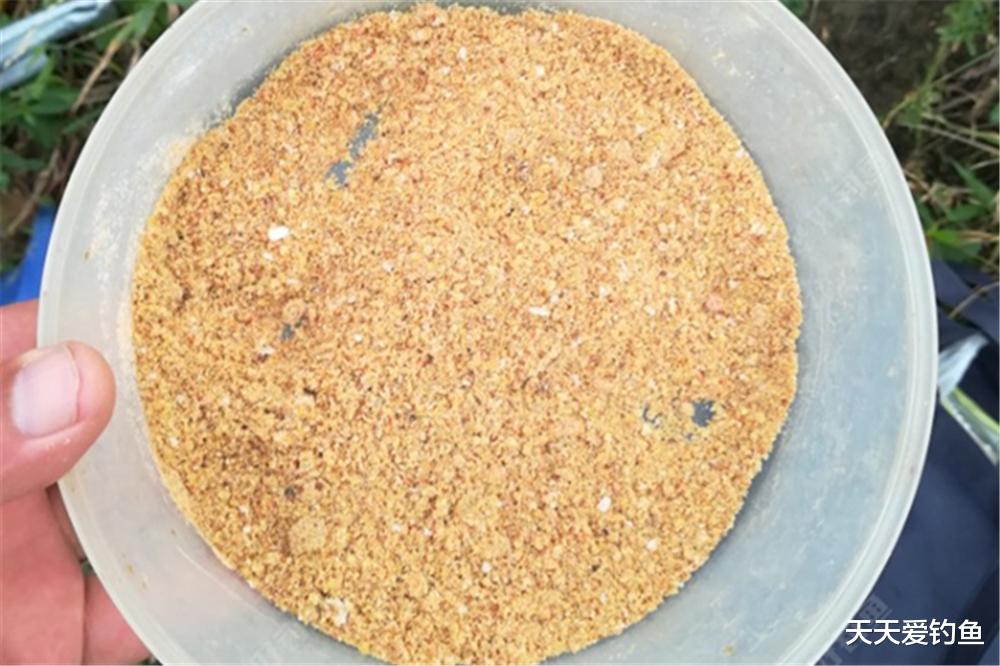 鲤鱼|春天野钓鲤鱼，3个自制饵料添加剂，让大鲤鱼咬钩更疯狂