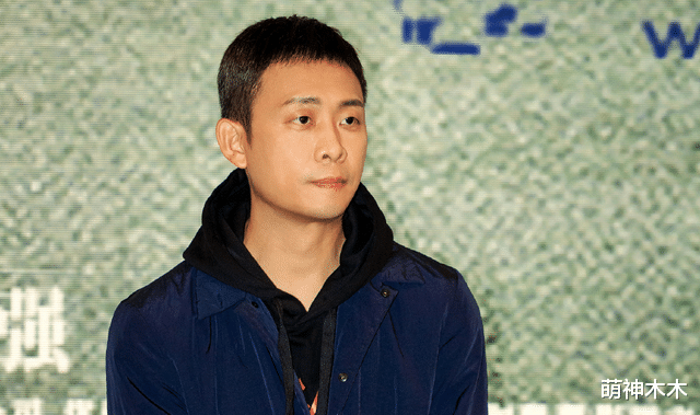 张译疑受马面裙风波影响，路演现场冷脸情绪低落，拒收礼物拒签名