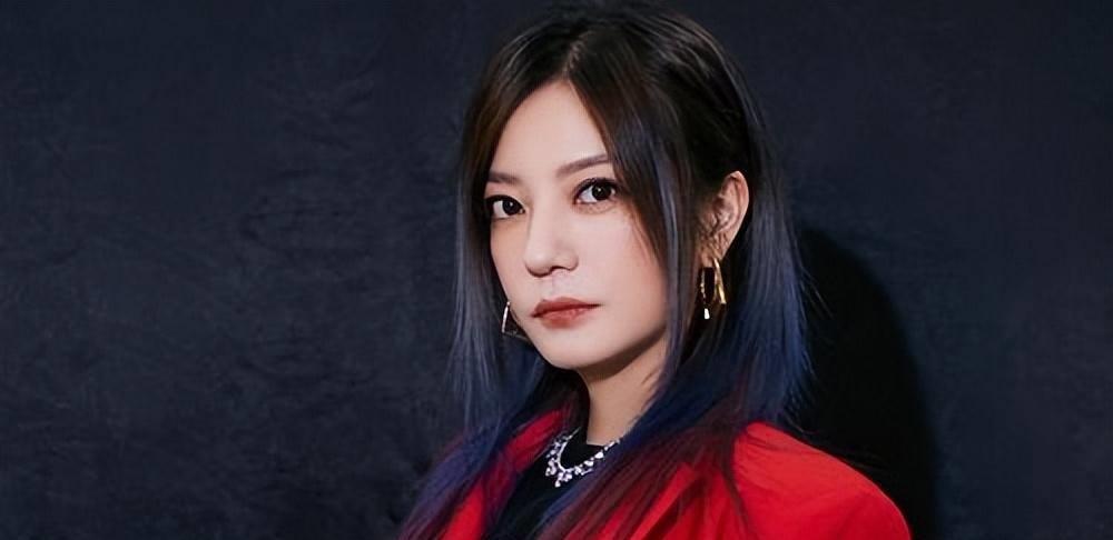 47岁赵薇久违露面现身机场,手拿身份证击破移民传闻 - 文化资讯(主打