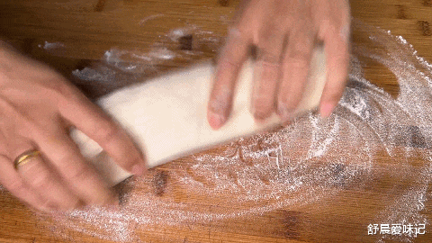 豆角|豆角水饺包的家常做法,馅料鲜美,面皮蓬松柔软,底部焦香可口