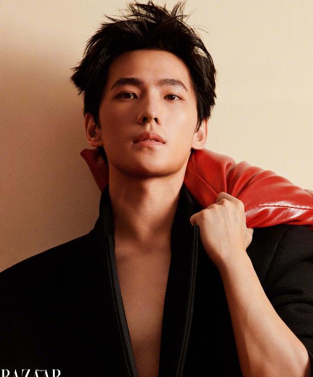 杨洋第五次登封芭莎！背心秀肌肉、真空穿大衣，演绎帅气大男主