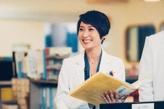 44岁TVB前实力小花遭父嘲一世做茄喱啡 今获老板封「英皇一姐」！