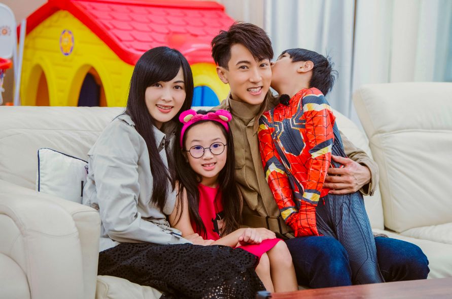 吴尊一家迪士尼被偶遇,女儿颜值引争议,老婆全身名牌被嘲像厂妹