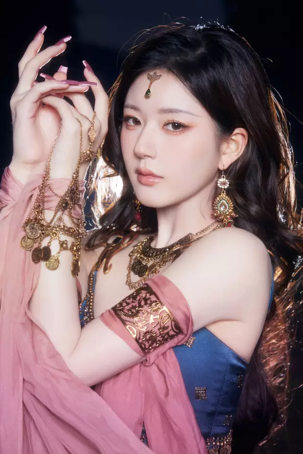 赵露思|赵露思跨年晚会，手持金花的敦煌神女