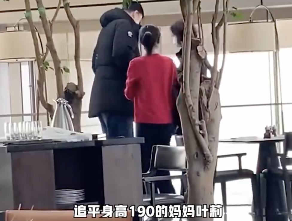 姚明13岁女儿近照曝光，身高近190快齐平妈妈，身形高大身材健壮