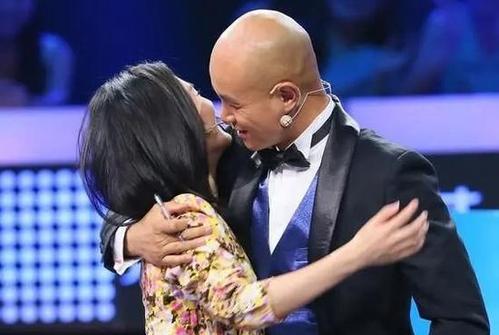 曝主持人乐嘉现状，在美国住别墅开豪车，网友：忽悠美国人去吧