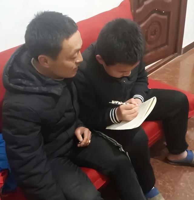 黄晓明微信曝光,个性签名被讨论,网友:为了孩子上学也是拼了