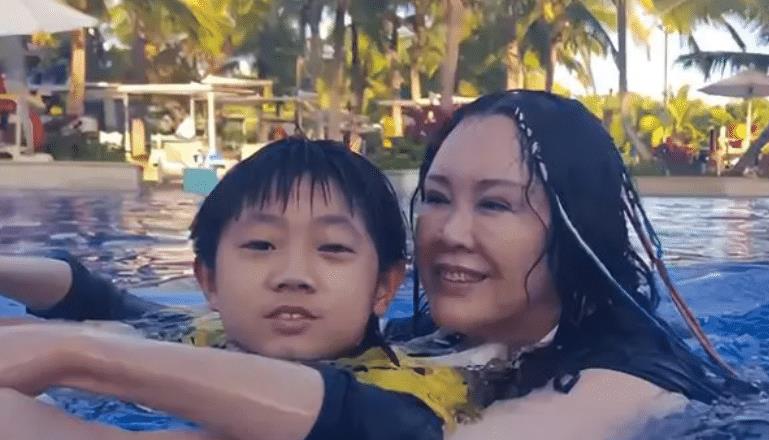 潘长江|大瓜！曝潘长江举家移民，戴名表独喝酒神情落寞，再现假酒风波