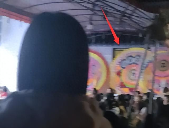 黄有龙父亲去世!赵薇夫妇均未露面,在农村办50W追悼会引争议