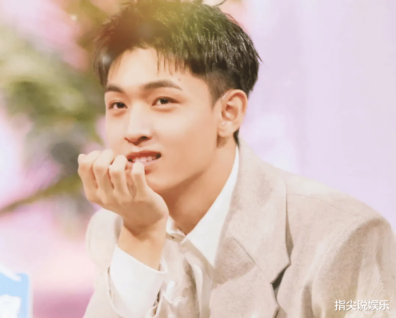 秦霄贤和哈尼克孜恋情实锤！甜蜜蹦极相拥接吻，十指交扣不避镜头