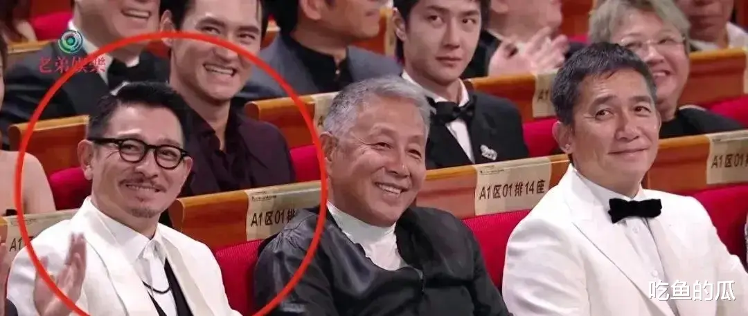 陈道明走路插裤袋被吐槽虚荣,享受周冬雨弯腰恭维,无视葛优示好
