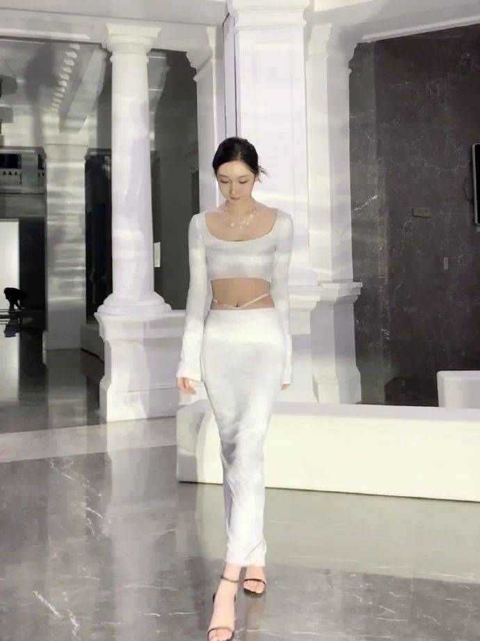 都美竹|21岁都美竹生图被批太辣眼!从正义使者到退学出道遭群嘲,她风评为啥急转直下