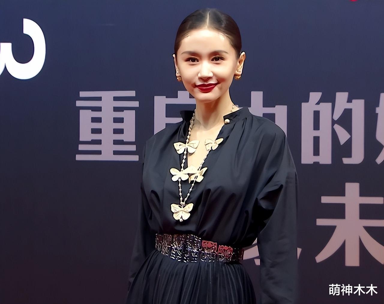 白皮书盛典镜头好真实:黄晓明发福,吴昕脸僵,魏大勋抬头纹抢镜